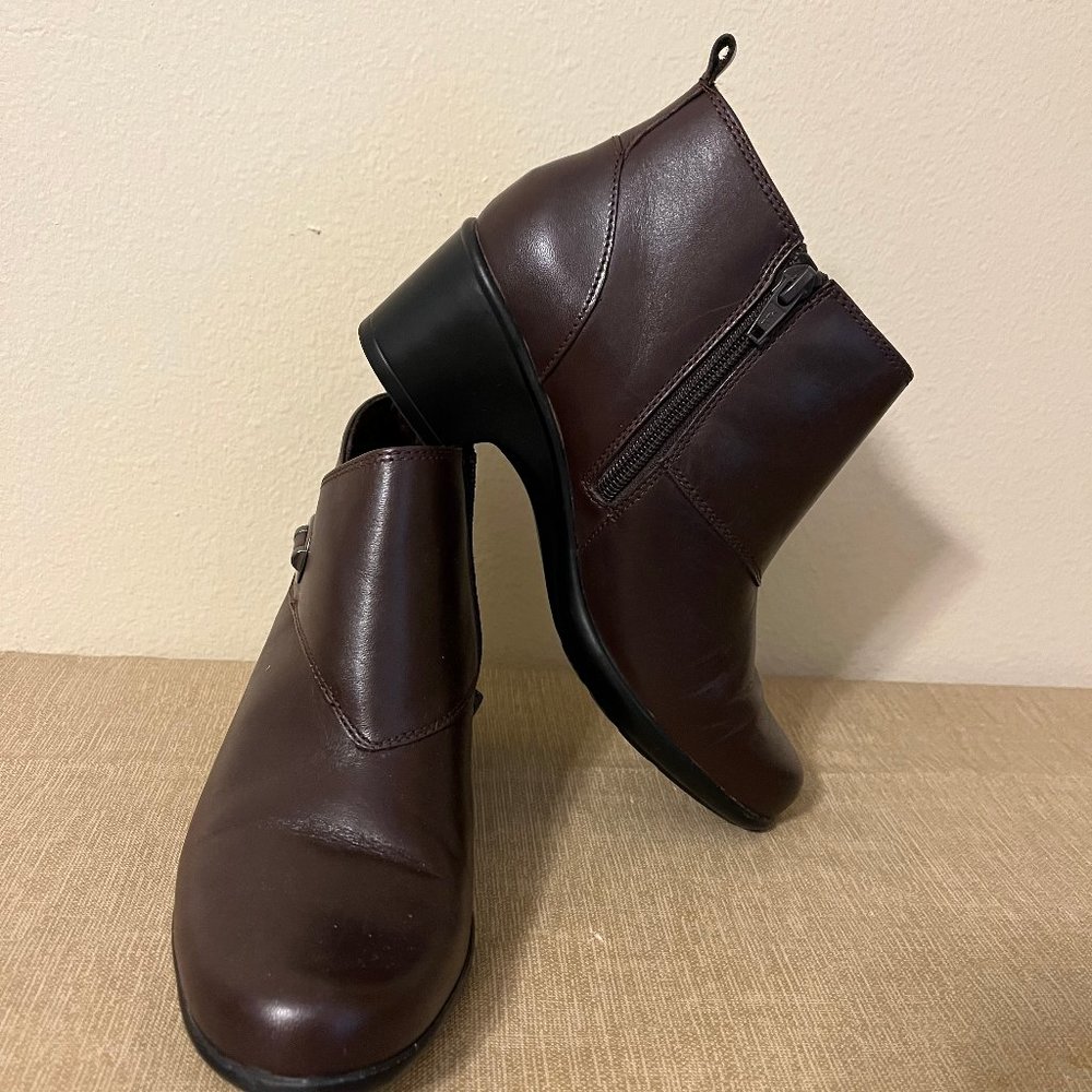 Clarks Size 6 Brown Zip Up Ankle Boots